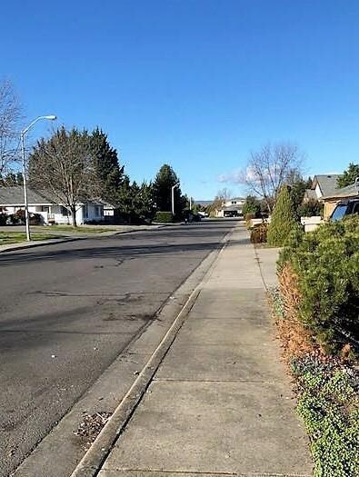 592 Briarwood Dr, Central Point, OR 97502 - photo 2