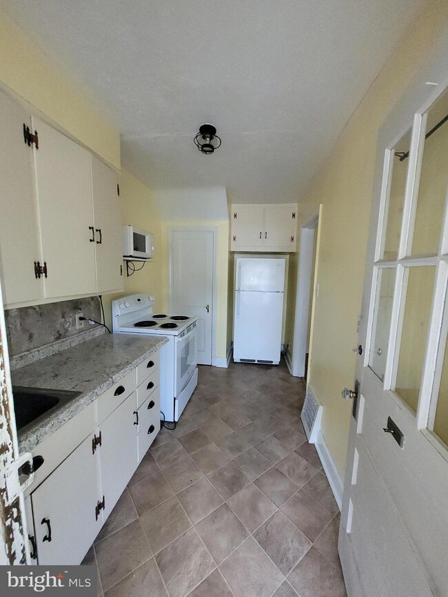 331 S Washington St unit A, Berkeley Springs, WV 25411 - photo 3