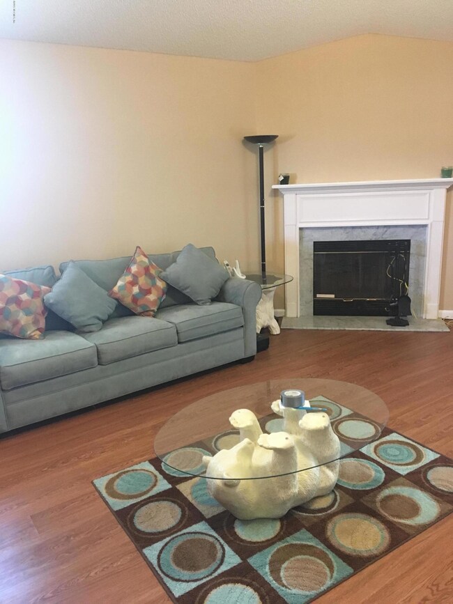 8718 Buzz Ct, Jacksonville, FL 32216 - photo 4