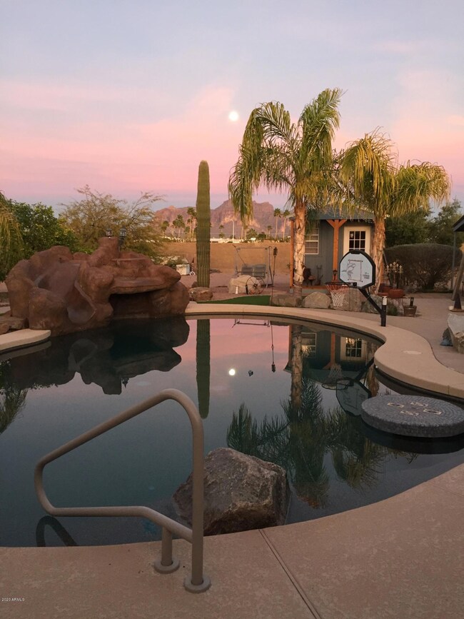 close up of pool & mountains