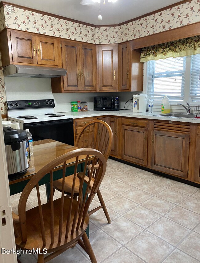 24 Delaware Ave, Pittsfield, MA 01201 - photo 7