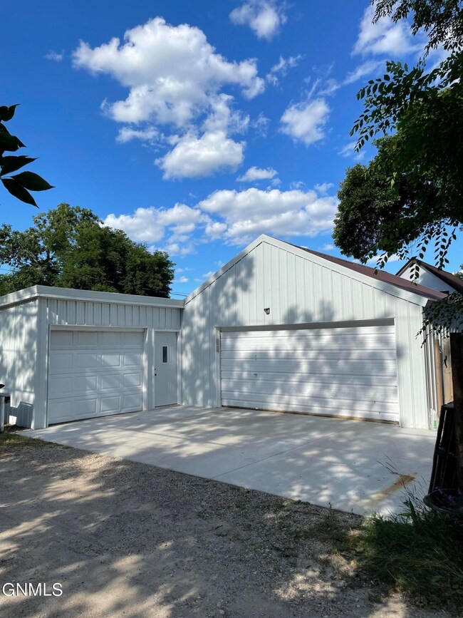 224 4th Ave SW, Jamestown, ND 58401 - photo 4