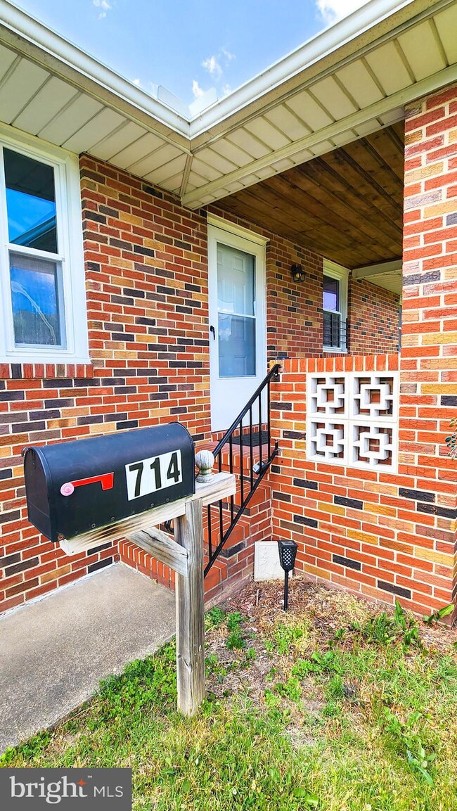 714 Clover Ave, Essex, MD 21221 - photo 3