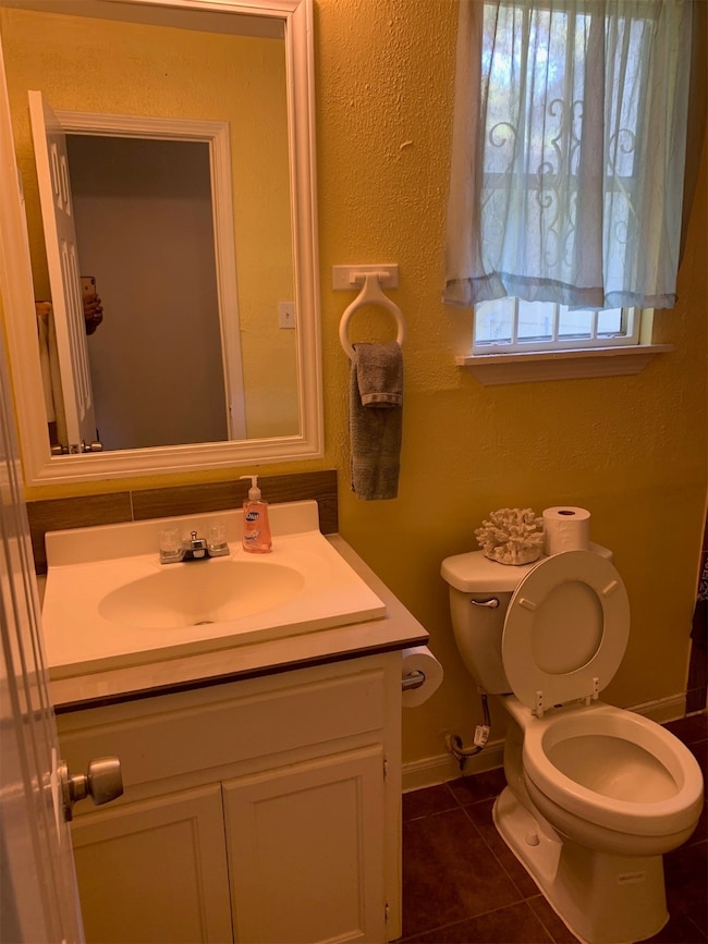 This is a cozy bathroom featuring a single vanity