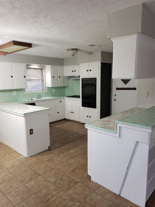 106 E Heritage Dr, Friendswood, TX 77546 - photo 2