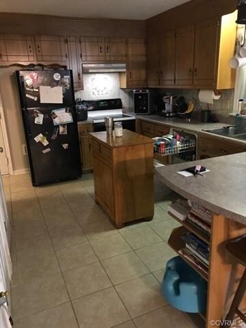 Kitchen with Ceramic Tile Floor