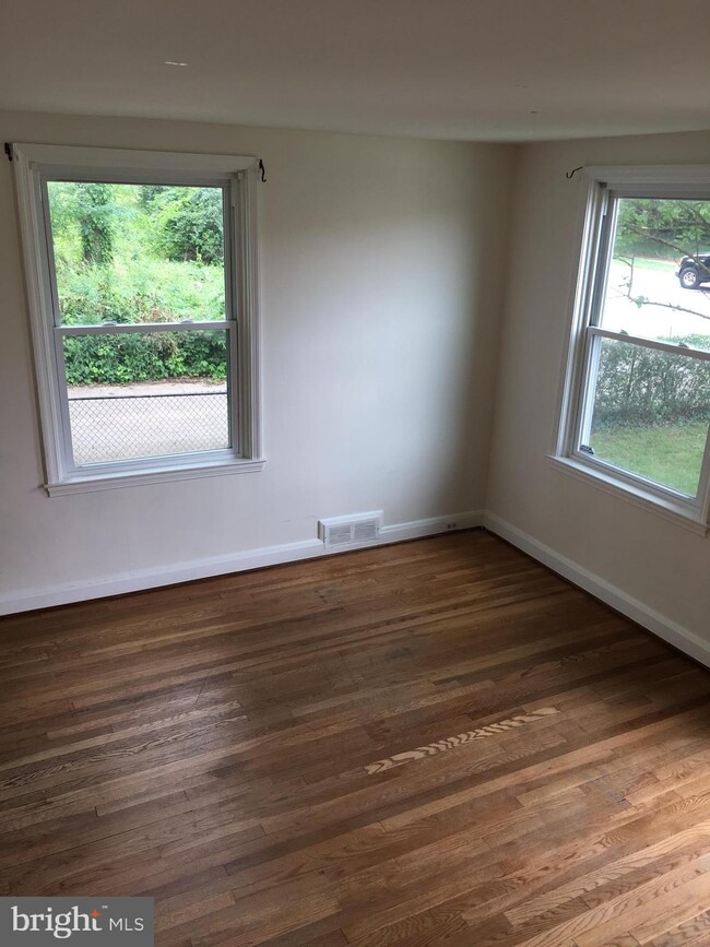 8423 Water Oak Rd, Parkville, MD 21234 - photo 4