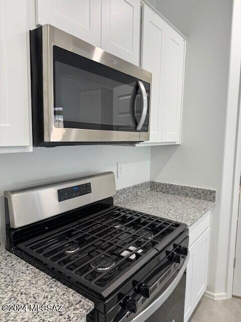 gas range and microwave wht cabs
