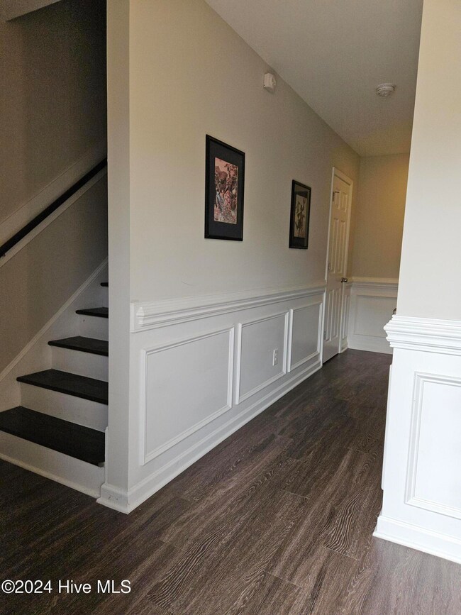 2616 Middle Branch Bend hall wainscottin