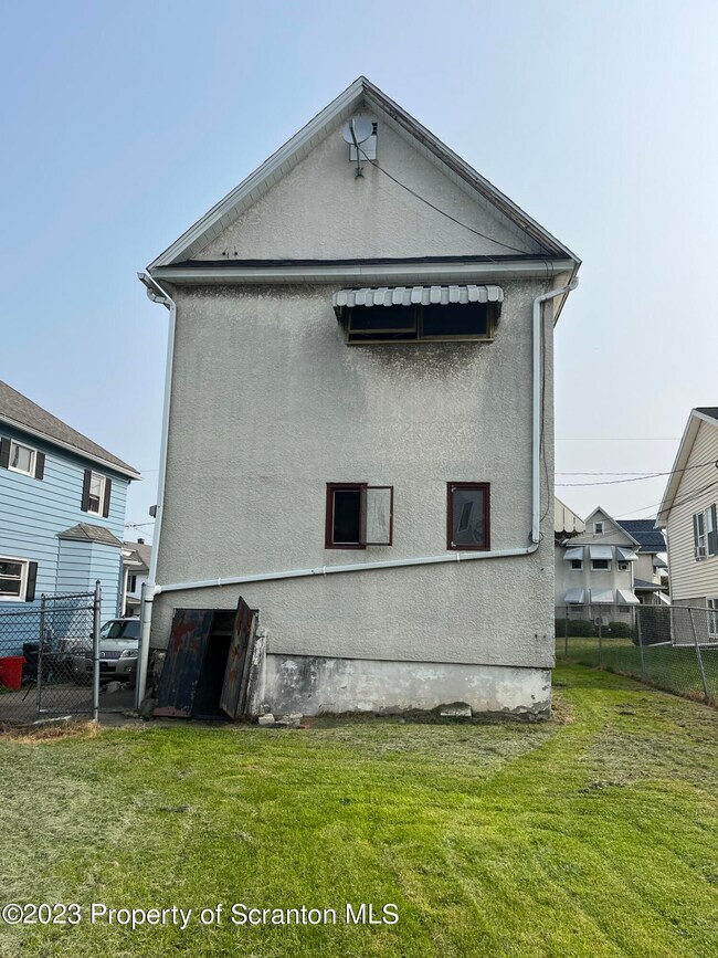 630 E Warren St, Dunmore, PA 18512 - photo 2