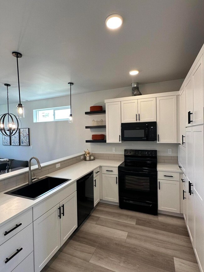 61647 Daly Estates Dr unit 8, Bend, OR 97702 - photo 3