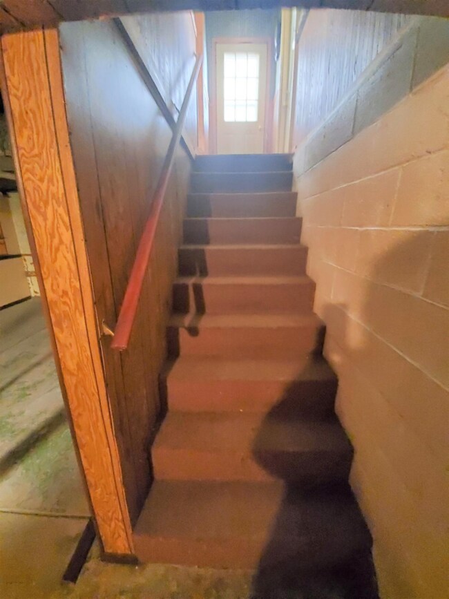 stair case to basement
