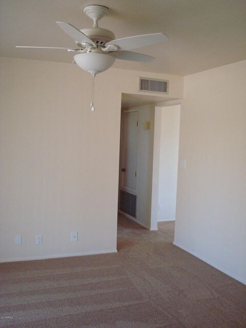 Den+located+adjacent+to+kitchen