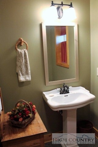 Additional Bath: Full bath in finished basement.