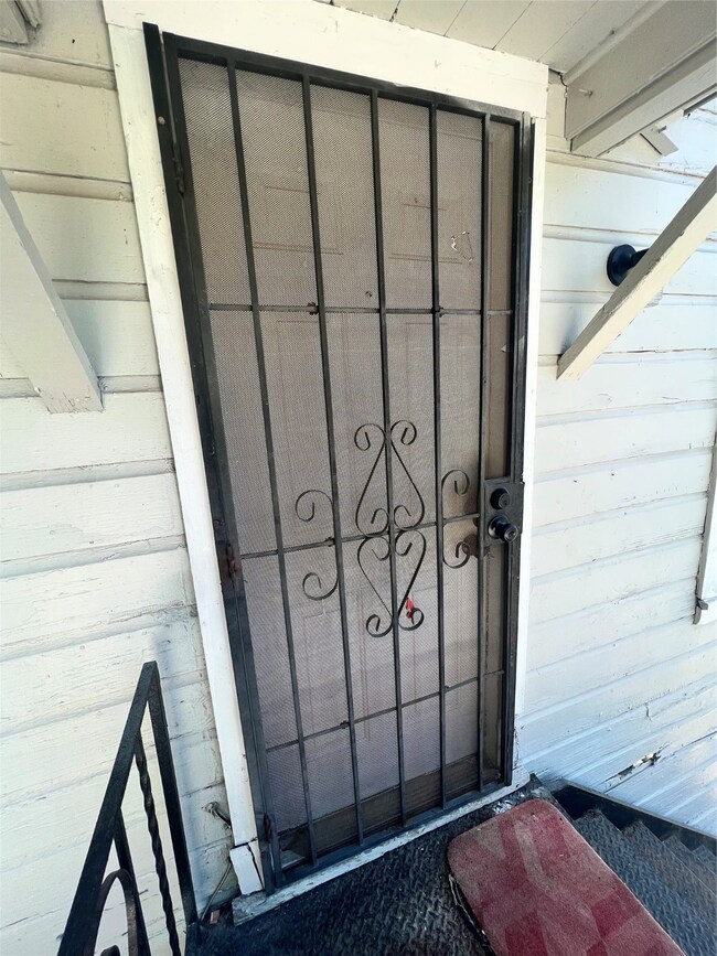 4518 Los Angeles St unit 3, Houston, TX 77026 - photo 3