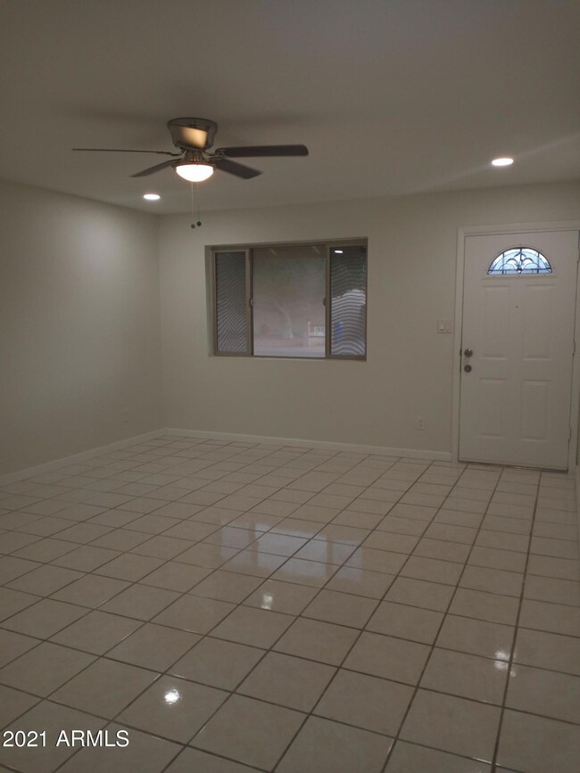 LivingRoom-Entrance View