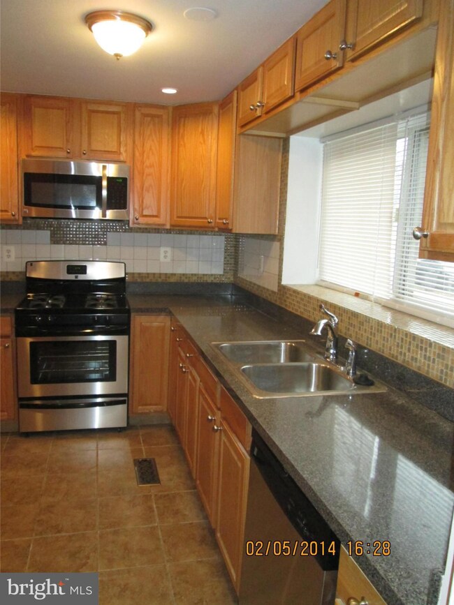 947 Owens Rd, Oxon Hill, MD 20745 - photo 2