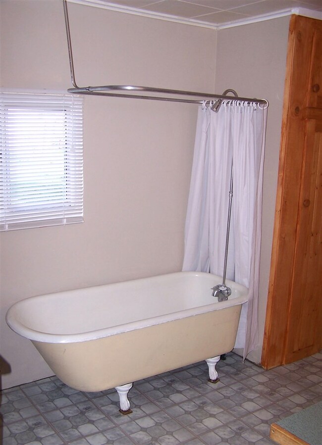 546 N Crosby St, Tekoa, WA 99033 - photo 7