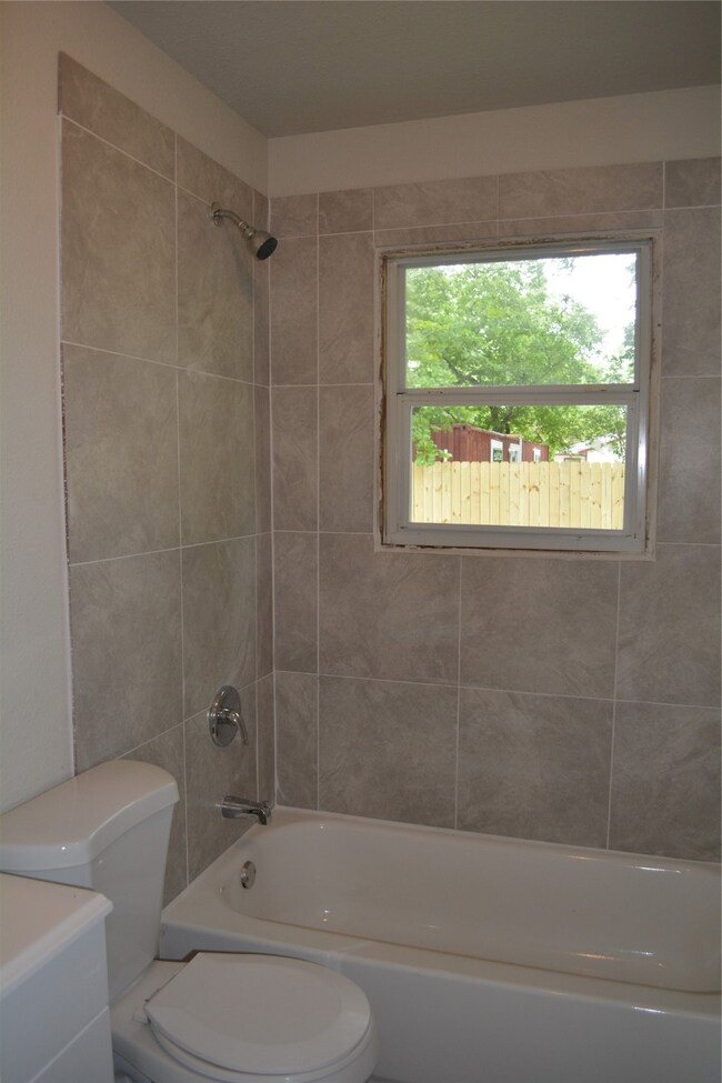 7509 Touchstone St unit A, Houston, TX 77028 - photo 5