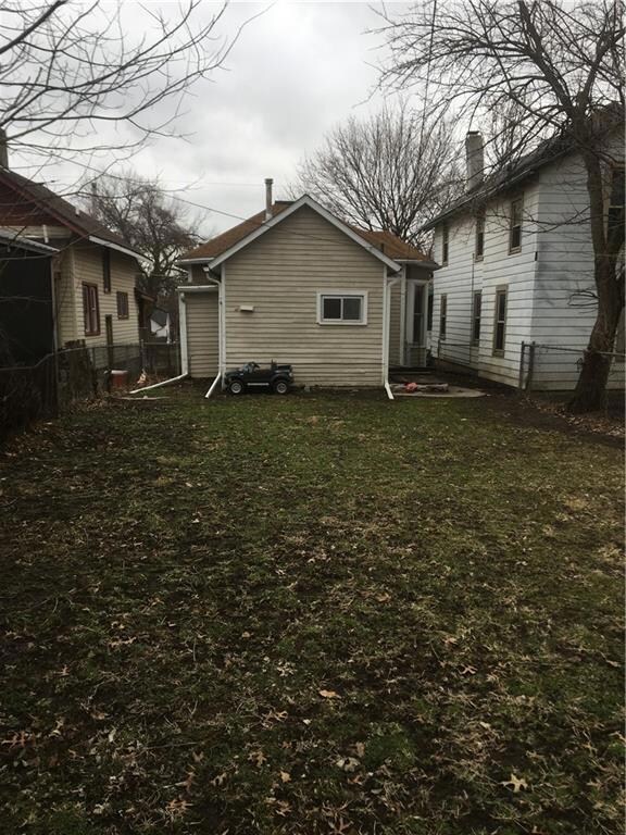 Rear view, Flat fenced yard