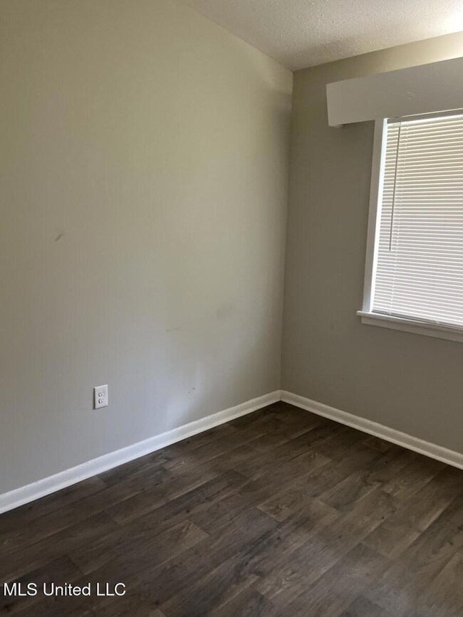 3253 Ridgeland Dr - bedroom