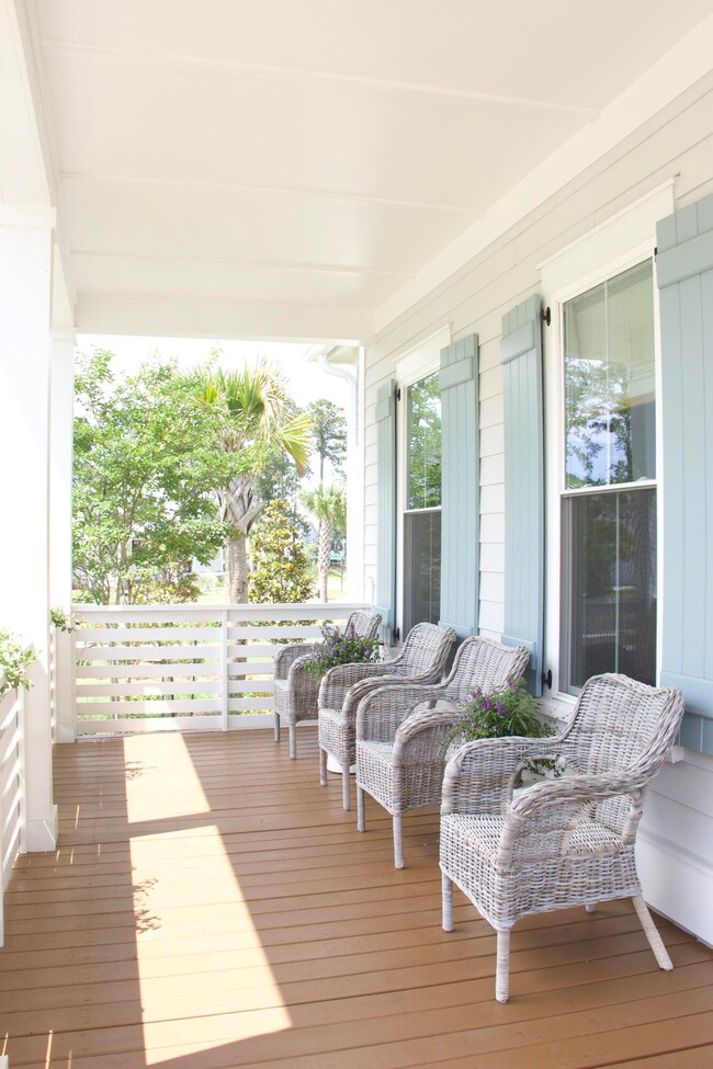 007__1723 Bolden_Front Porch 03