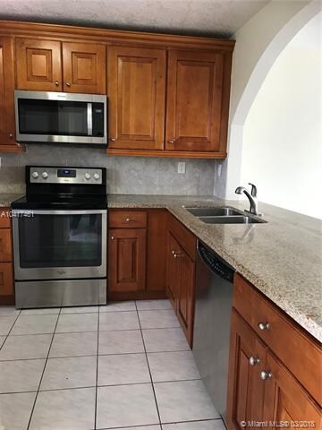 Beautiful Kitchen with Granite top, wood cabinets,