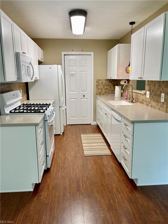Beautiful wood-look laminate flooring, can take on