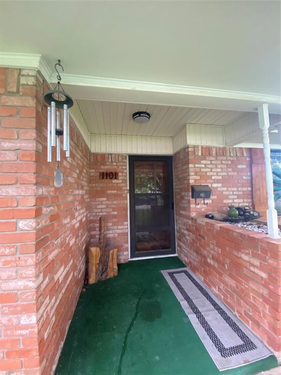 1101 Elmwood St, Gainesville, TX 76240 - photo 2