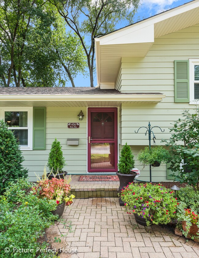 406 Robin Hill Dr, Naperville, IL 60540 - photo 2