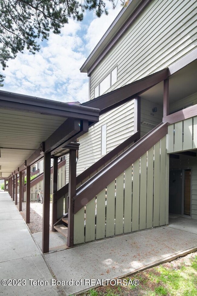Entryway to the second floor condo (1)