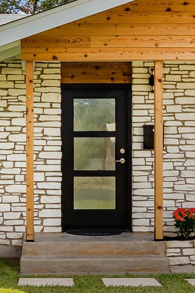 107 W Nimitz St, Fredericksburg, TX 78624 - photo 3