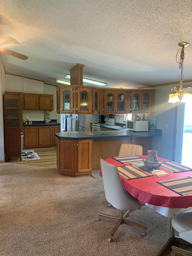kitchen/dining rm