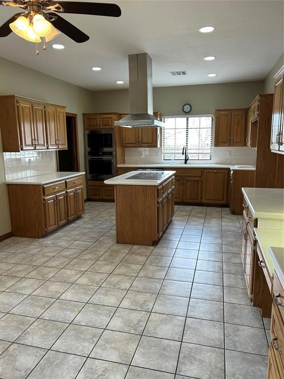 Kitchen with extractor fan, a center island, taste
