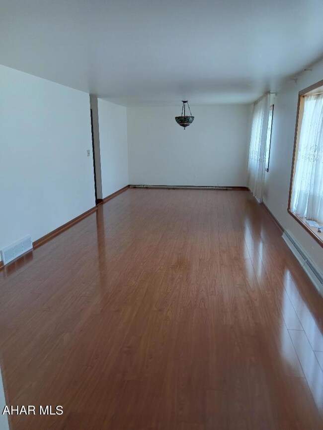702 LIVINGROOM