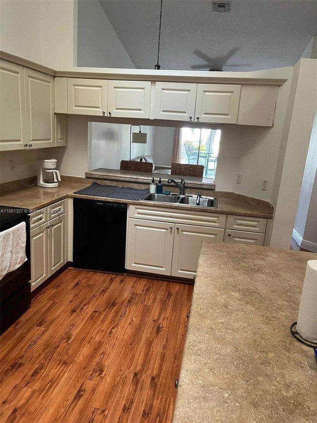 7652 Pinewalk Dr S unit 139, Margate, FL 33063 - photo 2