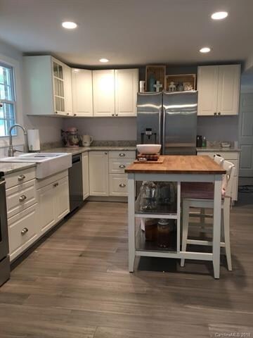 Dare you to find a nicer kitchen in Sardis Forest!