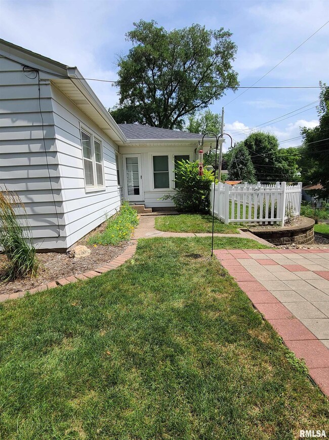 10 Hawthorne Rd, Rock Island, IL 61201 - photo 3