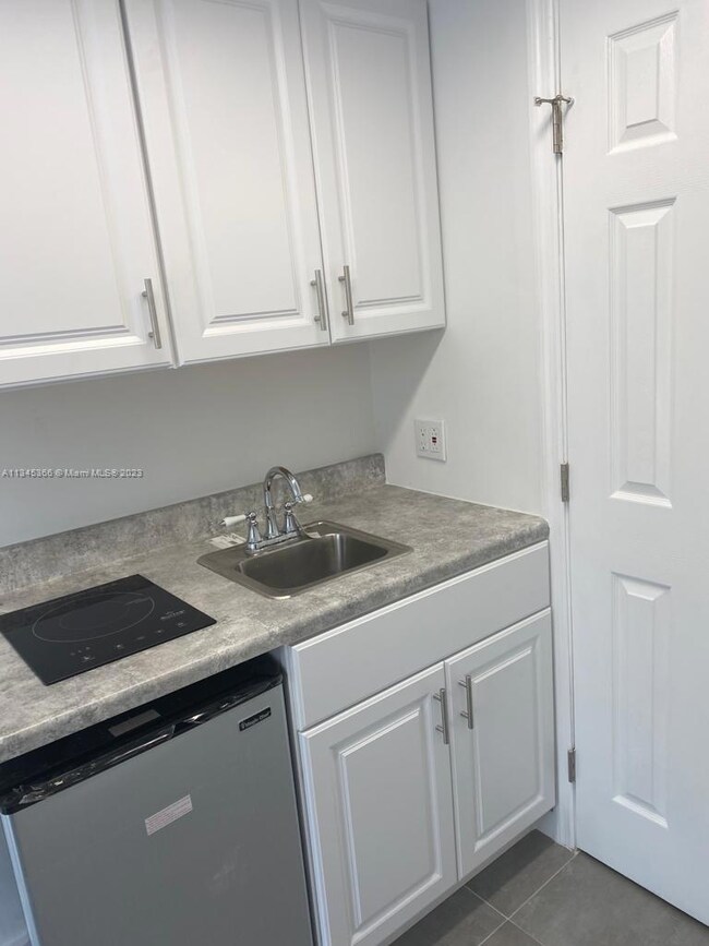 2645 NW 21st Ave unit 7, Oakland Park, FL 33311 - photo 7