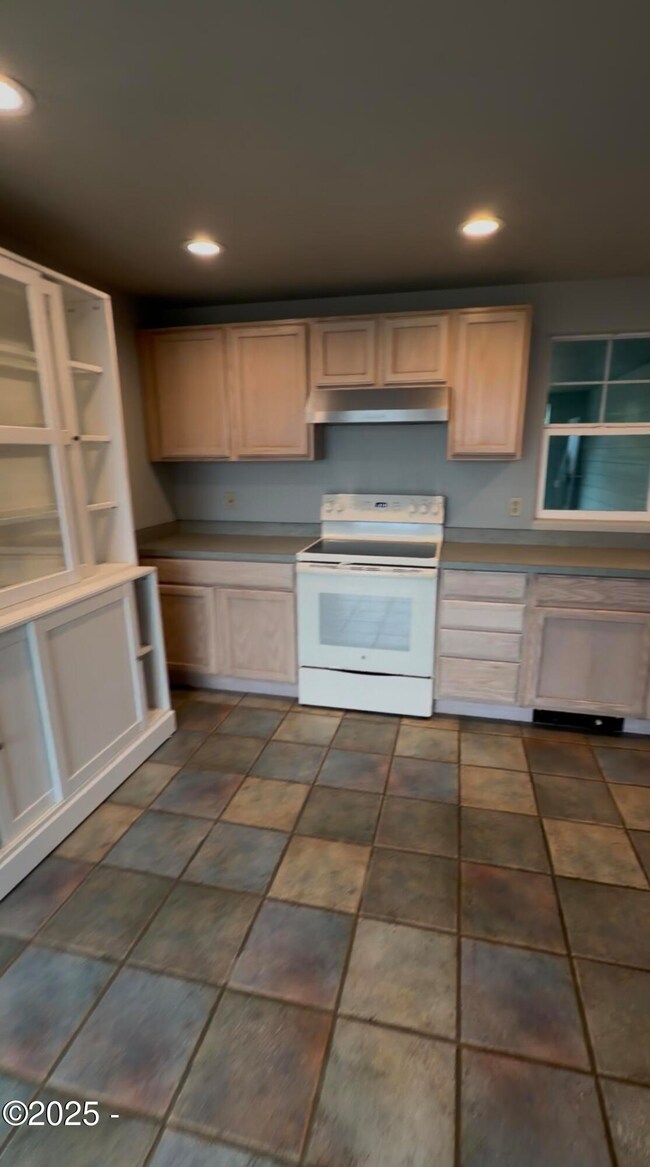 9316 SW Abalone St, South Beach, OR 97366 - photo 5