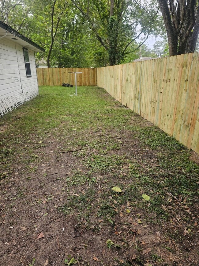 10406 Peachtree St, Houston, TX 77016 - photo 4