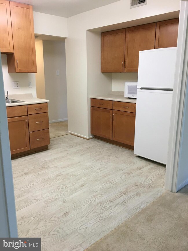 1657 Parkcrest Cir unit 101, Reston, VA 20190 - photo 7