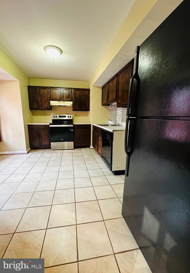 9618 Lindenbrook St, Fairfax, VA 22031 - photo 4