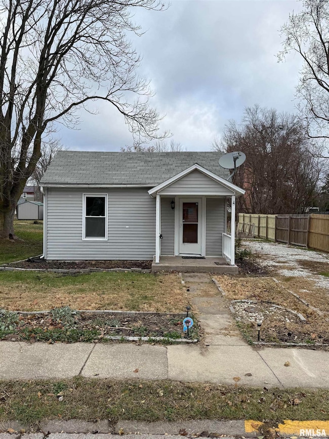 336 W Woodbury St, Macomb, IL 61455 - photo 2