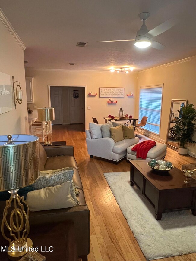 302 creston ct LR
