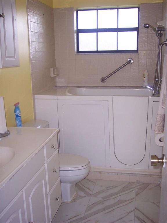 4405 Woodstock Dr unit C, West Palm Beach, FL 33409 - photo 2