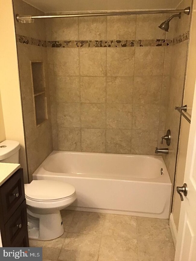 11419 Commonwealth Dr unit 204, Rockville, MD 20852 - photo 2