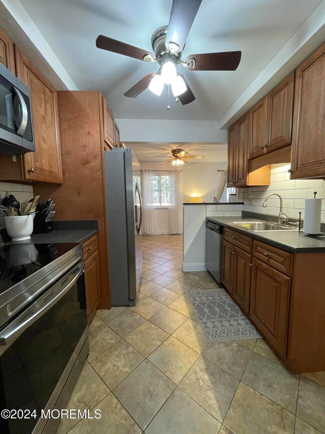 10 Stork Ln unit 1000, Howell, NJ 07731 - photo 4