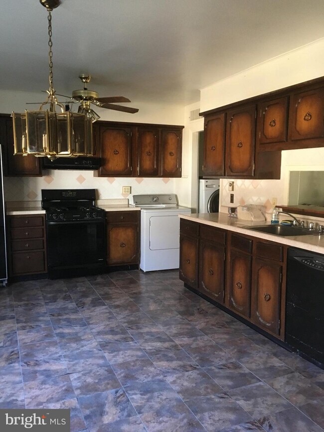 1138 Mchenry Dr, Glen Burnie, MD 21061 - photo 4