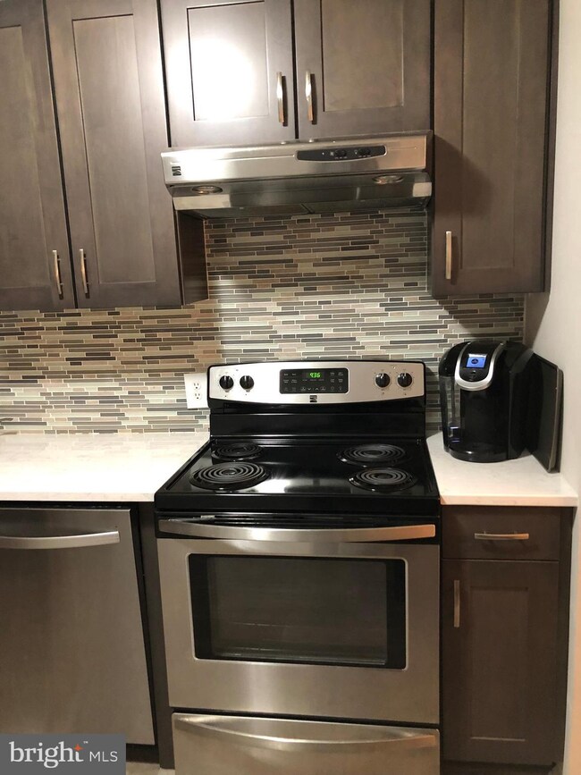 134 Roberts Ln unit 303, Alexandria, VA 22314 - photo 3